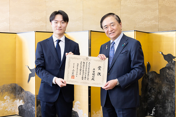 2026年の神奈川県知事賞受賞者・上田健司さんの知事へのプレゼンテーションの様子