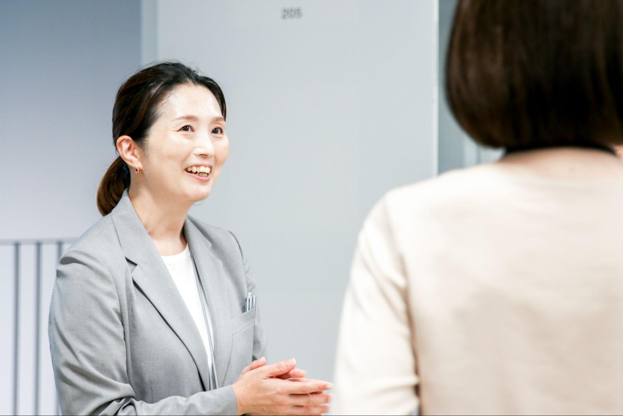 大学に訪問し担当者と対話する、SEEDS LINKコーディネイター
